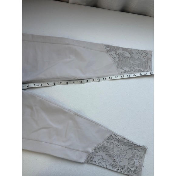 Fabletics High Waisted Lace Trim Capri Leggings Moisture Wicking Size M - Picture 5 of 5
